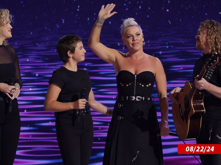 0a40fe96a74a433a8d3e6a9730fcae19_md pink and her daughter getty 4