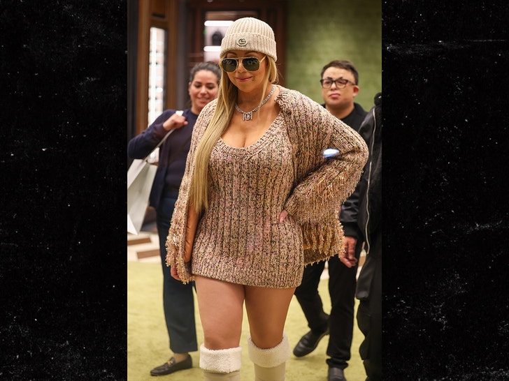 0b3fa9181b754f40b1f609b065ba79fd_md Mariah Carey is all smiles while shopping at Gucci in Aspen