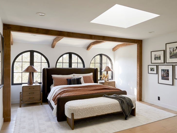 0b620e9194ea405aafa644a67f8e1a8e_md 1018--Bobby-Berk-Hollywood-Hills-Home-photos-primary-5