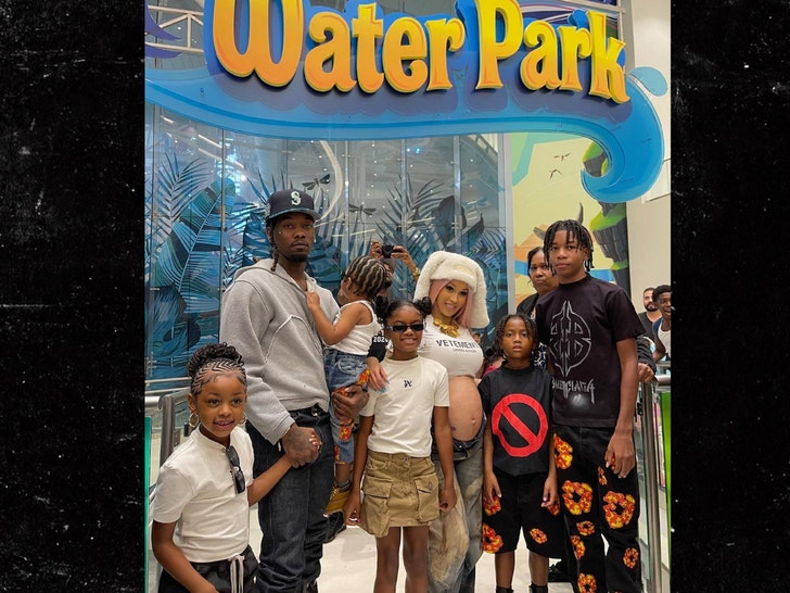 0b9b3b60e14d49a48929393f21dc2629_md cardi b offset and the family at the waterpark