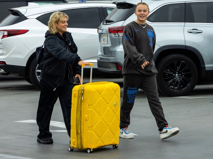 0eb353f7f864473599158c9dd40a005c_md 1213-JoJo-Siwa-LAX-girlfriend-Kath-Ebbs-Photos-primary-3