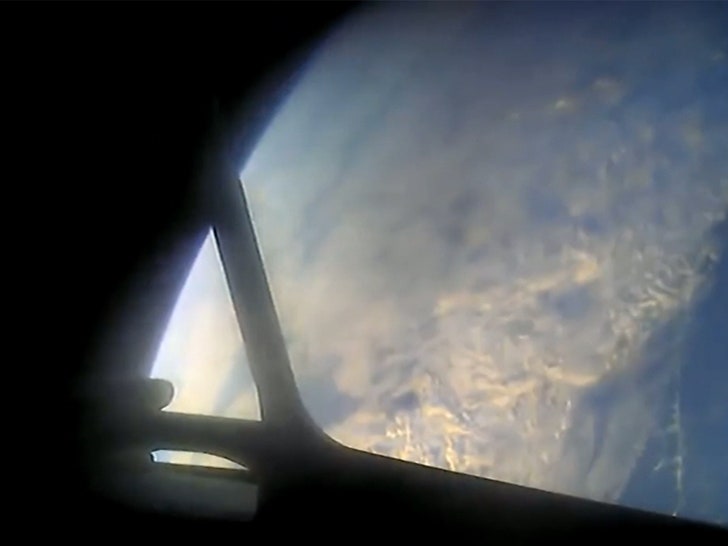 0ec18282d42d4ed5b8b131b6f31b05cd_md 091224-spacewalk-earth