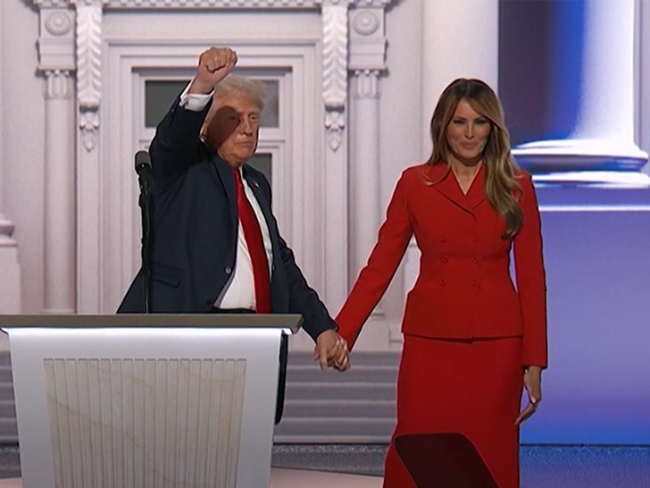 071924-donald-melania-fist
