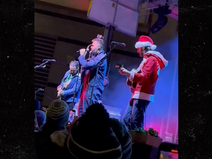 0f9b94be2bec4133b7b7beaf7cab905e_md jason kelce singing