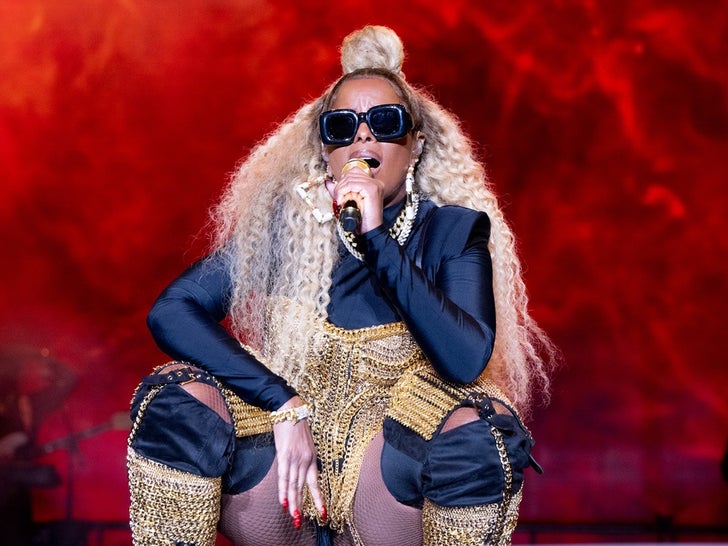 104d9d5394594579ba868592e834688c_md Mary J. Blige Performance Photos