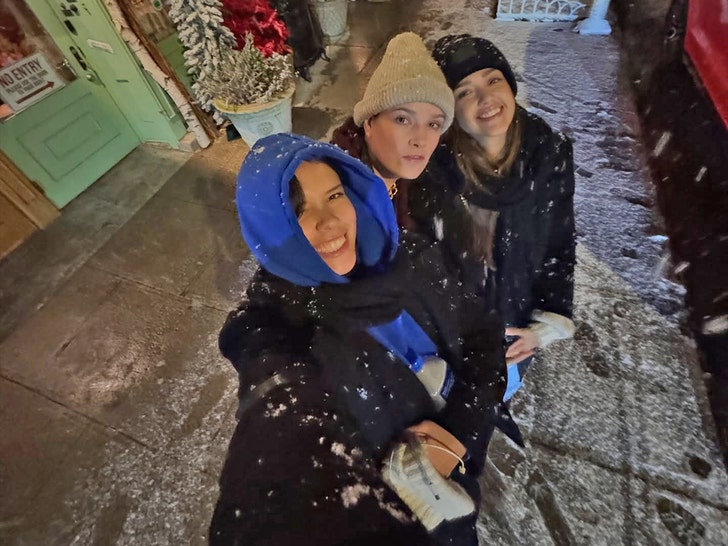 12705ebd27714b45b9d4faae934fdf3a_md jessica alba and friends insta 3