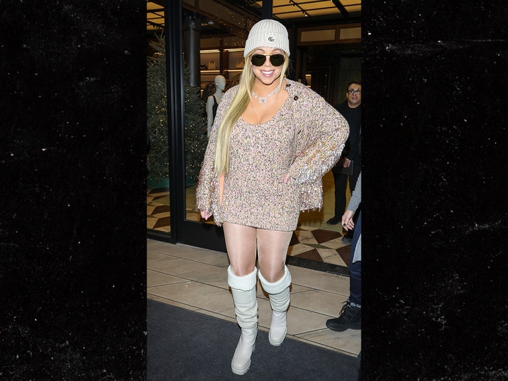 129dba33c6644490b78f7d4fff10e13b_md Mariah Carey is all smiles while shopping at Gucci in Aspen