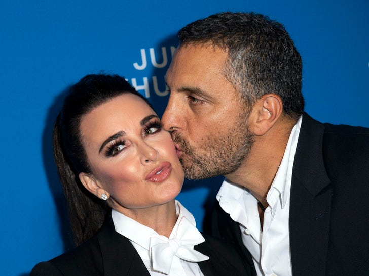 12d3ee44c0524a5d8d90975bf95317d1_md Kyle Richards and Mauricio Umansky Together