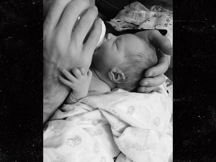 13013771fc1f4f2b83fbc57fd3a393f1_md colton underwood insta 4