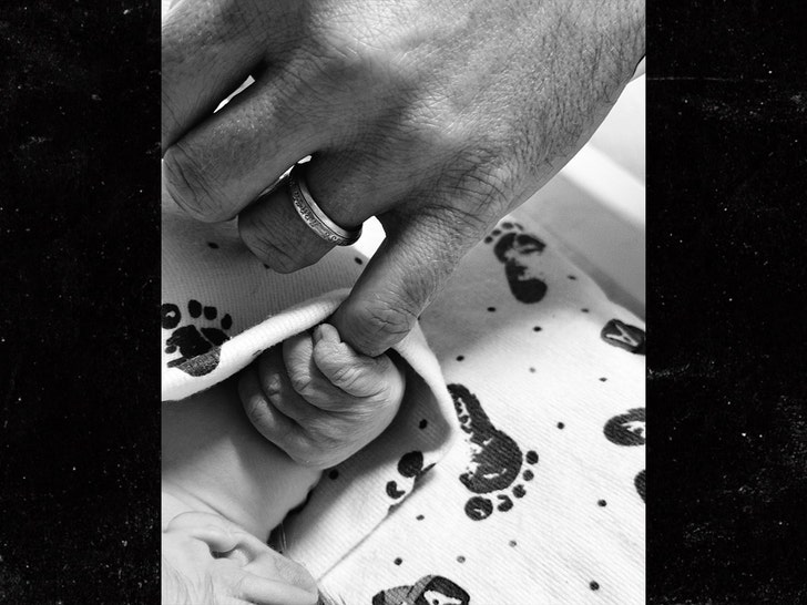 14e5118c3eec4e069269984fccc5d34b_md colton underwood insta 2