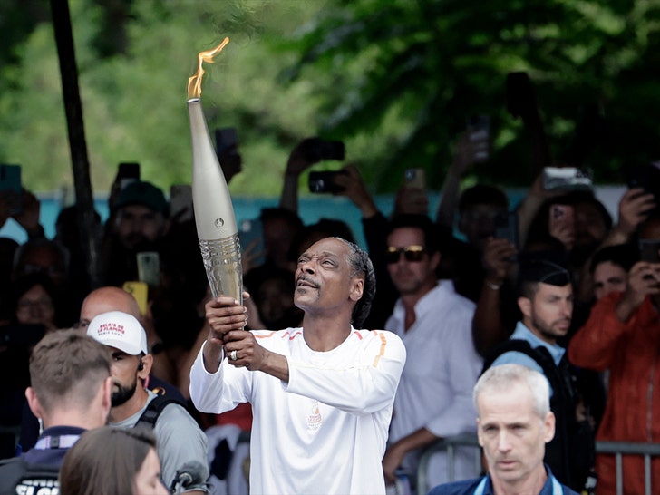 151b078296014c52b6690c9ddea13c97_md Snoop Dogg Carrying The Olympic Torch In Paris