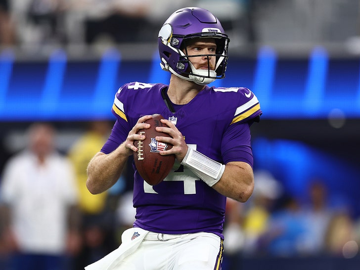 17c68a4e61644ac8a78e12c5ee1bc821_md Sam Darnold On The Field