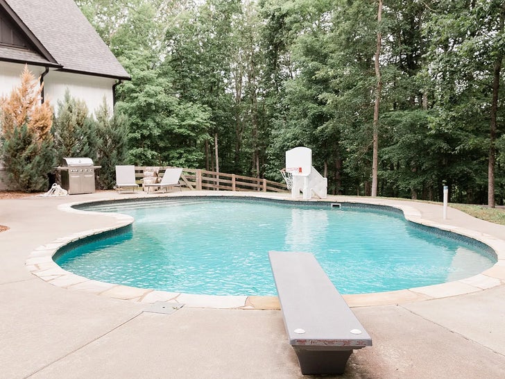 180cca0718f44995854f42fe2068c83e_md 1004-Christina-Haak-Tennessee-POOL-SUB