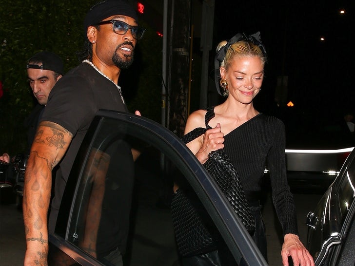 0802-Kanye-West-Bianca-Censori-Night-Out-Revealing-Outfit-Sub2