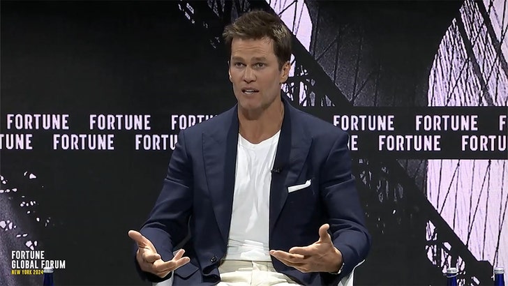 1b0f5222ceff4a558dc17a2527a5aa55_md 111224-tom-brady-kal