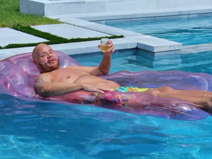 1b6070f3f49f49bfb2efd678a1ea284b_md 0812-swimming-pool-stars-floaties-sub2_720-1