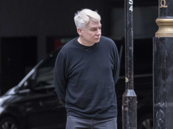 1e7fe5adefdb48adb09d18648972c78f_md 1030-mike-myers-sighting-london-photos-primary-2