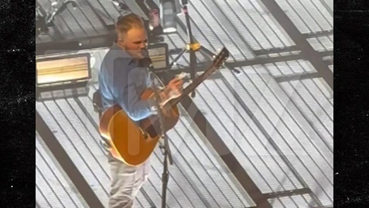 21390e5f80354656901dd41523184c1a_md-2 112924_zach_bryan-kal