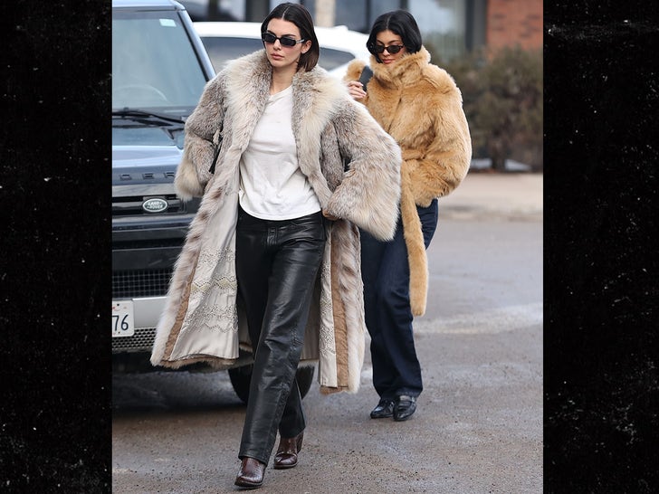 21eaf3f83afc40708dbcb4043e44f350_md Kylie & Kendall Jenner Looking Fuzzy In Aspen