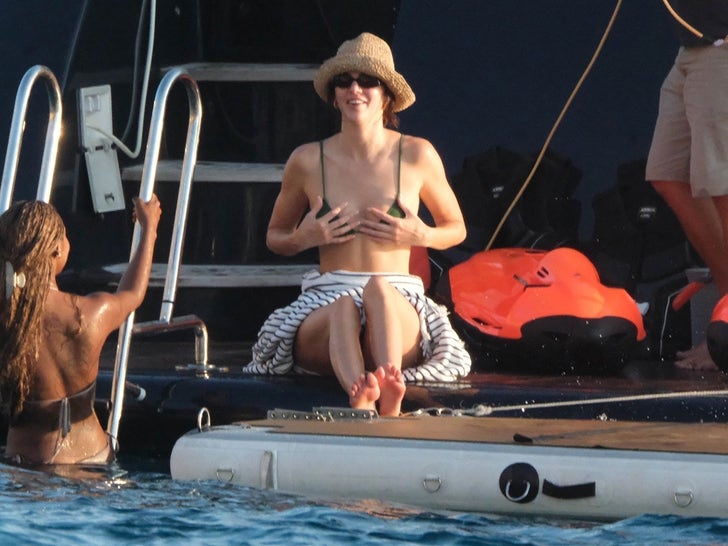 0808-Kendall-Jenner-On-A-Yacht-While-On-Her-Ibiza-Vacation-photos--primary-4