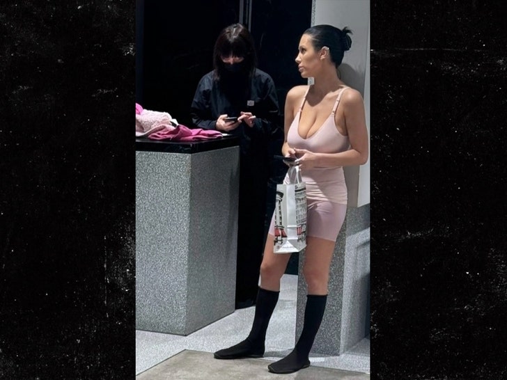 23265bb5fe394a66908e730ab49d4d89_md kanye west and bianca censori in tokyo backgrid 4