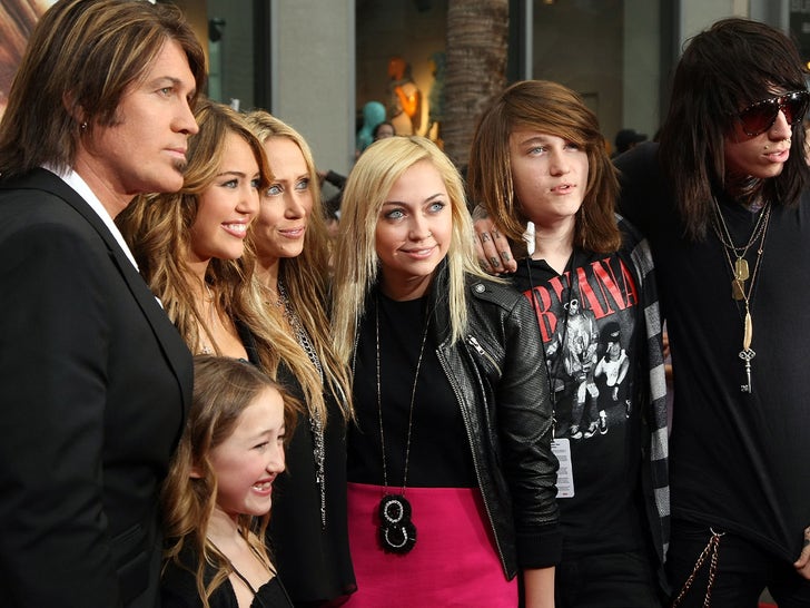 23ba32f83f394ba0acdfcafd31a07efd_md Cyrus Family Photos