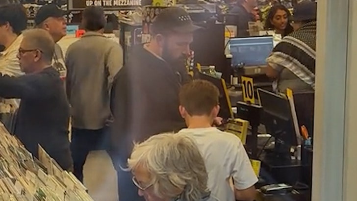 26c59c23b7954994a8b92026fff70540_md 113024_celebs_black_friday_ben-kal