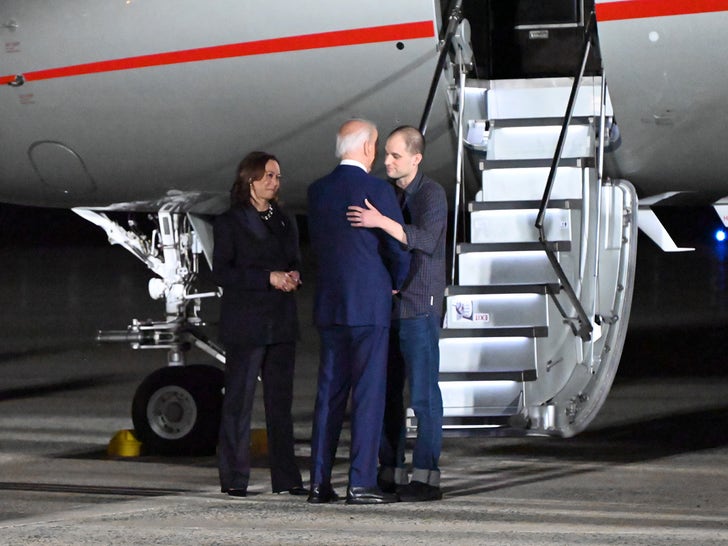 26d21d4400d04524a5b4997349d82611_md 0802-President-Biden-and-Kamala-Harris-greet-hostages-released-from-russia-photos-primary-2