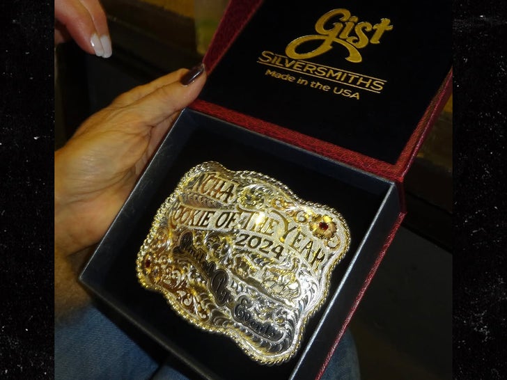 275292db9d9b45cb8ae12069232bed5f_md 1212-Bella-Hadid-Horse-Rookie-Of-The-Year-Sub1