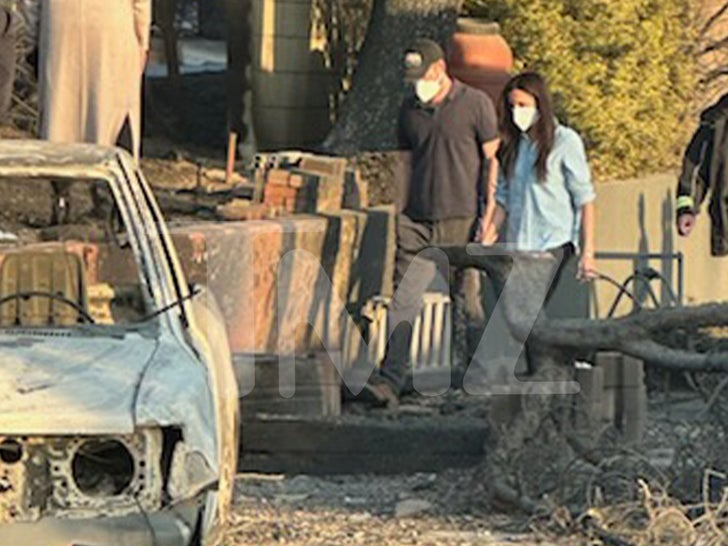 2764919242304c49b0aab1f946ccf0da_md-1 Harry & Megan Touring Fire Devastation