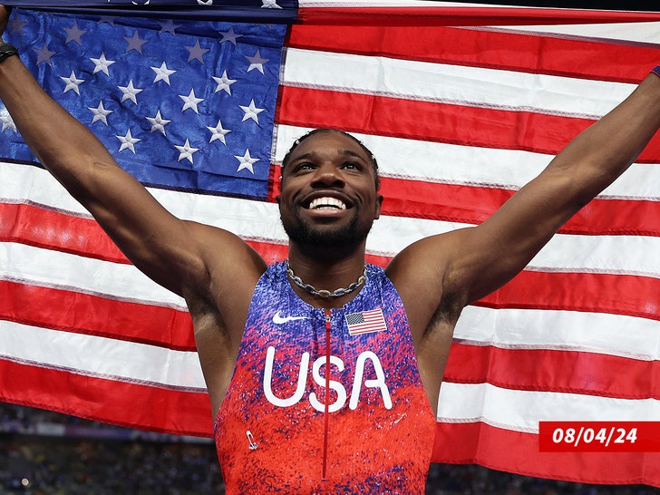 2aecd556e10f4f0b85078012b21cb171_md Noah Lyles of Team United States crosses the finish line