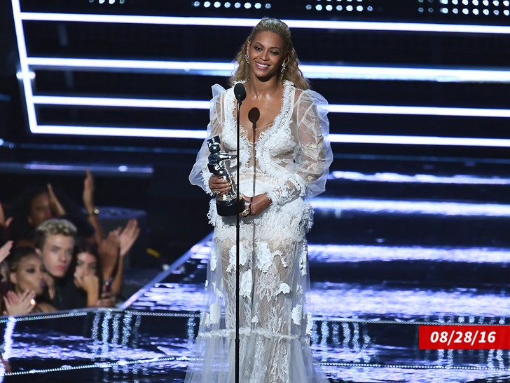 2b3c5fd4d3344020b5bf13a7c80a795c_md beyonce wining vma