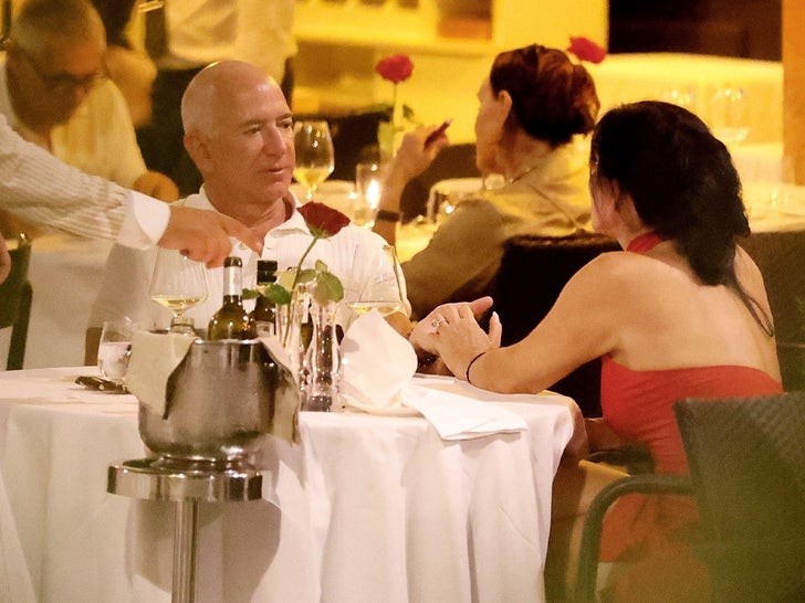 2b4241bdb5c44562aee2168f11a9689a_md 0814-Jeff-Bezos-Lauren-Bezos-Date-In-Rome-And-At-The-Trevi-Fountain-primary-2