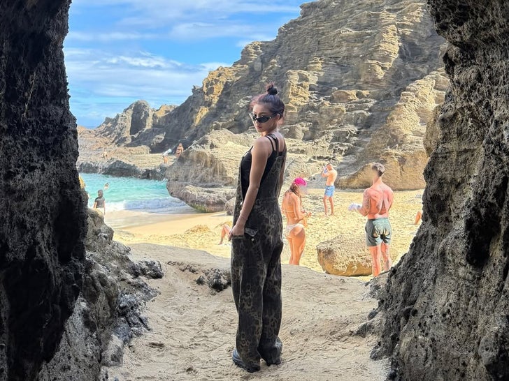 2ce59e2c6ce74eada1d8d4b96712eb6a_md 0117-Jihyo-Hawaii-Vacay-Shots-SUB-2