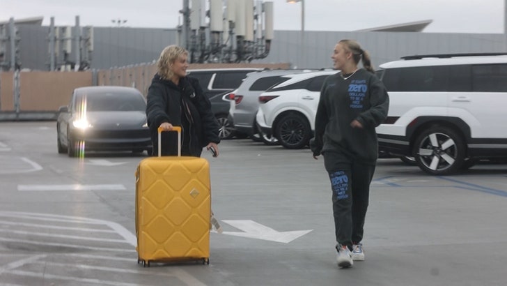 2d242b4ca83446f3a5a7b918a750eb3a_md 121324_jojo_siwa-kal