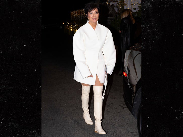 2e6737dee31645ed9b20bbdf443d410a_md 1219-Kim-Khloe-Kardashian-Kris-Jenner-Dinner-Christmas-Party-Photos-primary-4