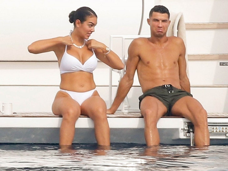 32f44ba8e3a844388de9e25157b220bc_md Cristiano Ronaldo and Georgina Rodriguez swimming