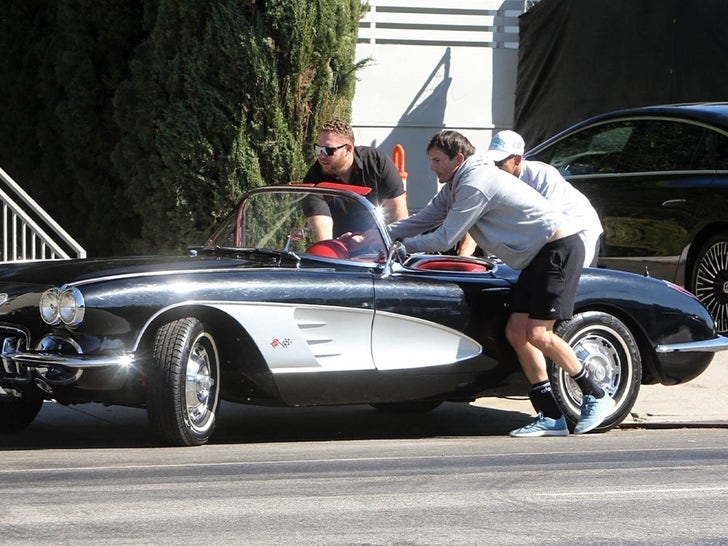 Samaritans Help Ashton Kutcher After Corvette Breaks Down