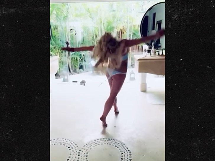 34e19fd1df394ba6ba9b5d5b56d875dd_md 121824-britney-spears-dancing-v2