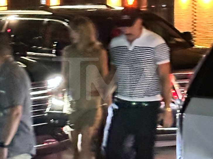 35252e4485b54ddca5d095249a5a01c9_md travis kelce taylor swift