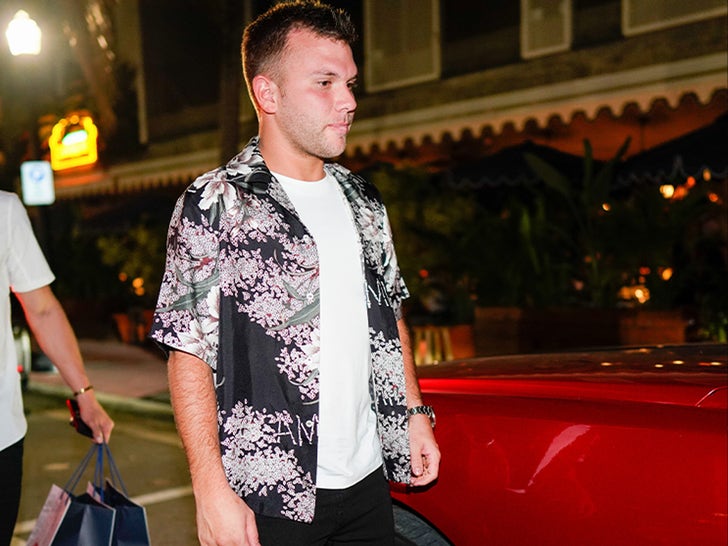 358ccc1e35c8493ea513bfce90e52408_md 0107-Chase-Chrisley-SUB-2