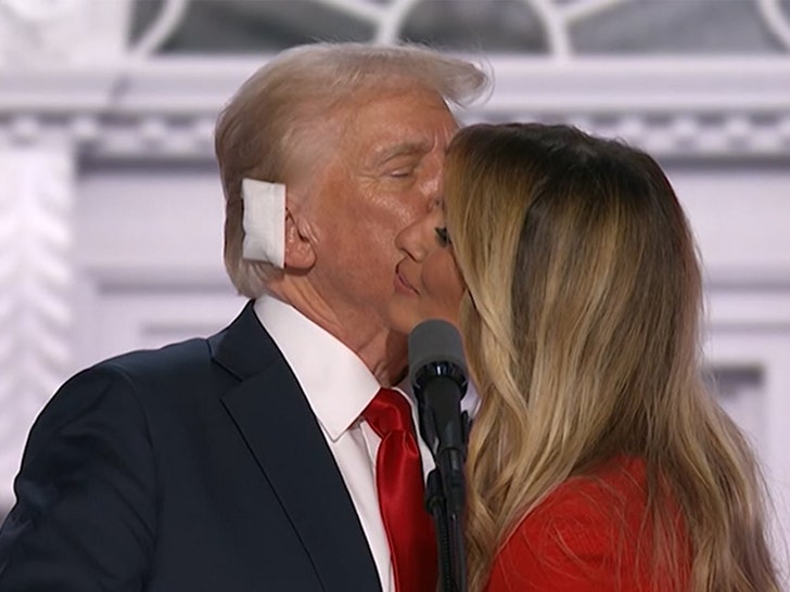 071924-donald-melania-kiss