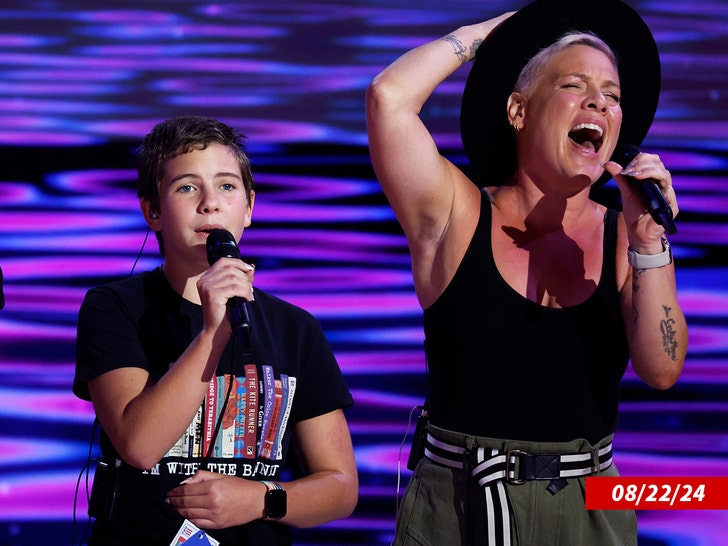 3673e54cb03445588f85fbfad74fd452_md pink and her daughter getty 6