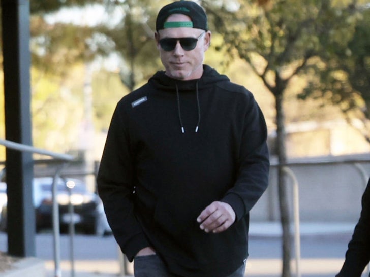 37cb83c459f64583bc31c9531fe0f285_md 1113-Eric-Johnson-Without-Wedding-Ring-photos-primary-2