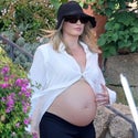 38d4b69741e34e908511ae7567f1f332_xxs 0827-Margot-Robbie-Sardinia-Vacay-Baby-Bump-PRIMARY