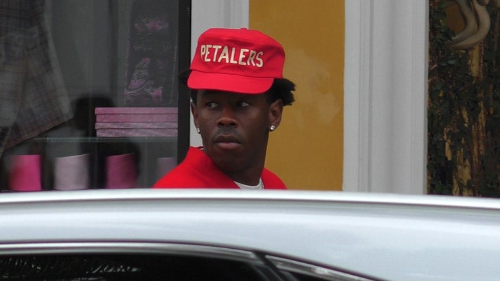 39e7240cb45940179ad354e6786277da_md 113024_celebs_black_friday_tyler-kal