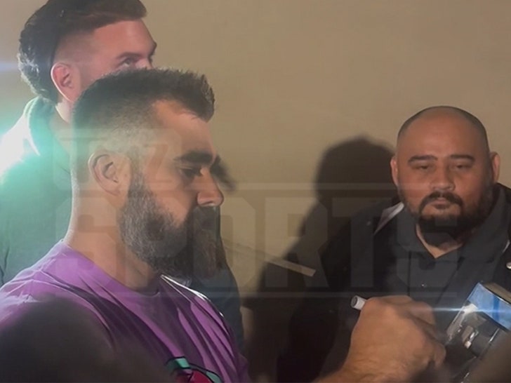 3a23e5311173403fb5e27fe189182b34_md 112124-jason-kelce-signing