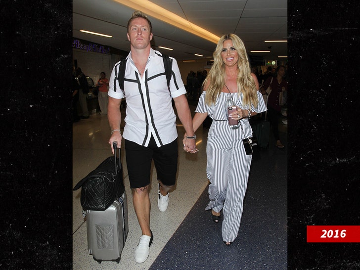 3b1c6bac579d48bab14c20c3f4dd8769_md-6 Kim Zolciak Kroy Biermann