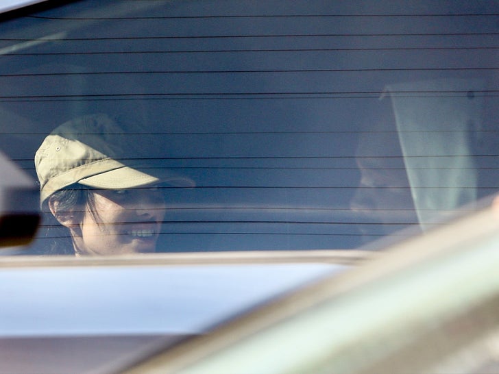 3c3b45e8726d402d85ff8514c4e17a1e_md 0809-Bianca-Censori-Kanye-West-in-Car-SUB