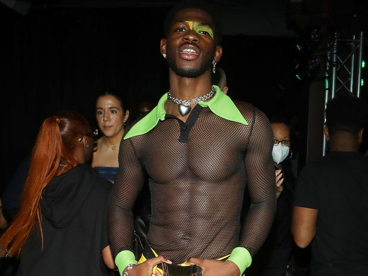 3db3aac06b614b8fa1c992b9d9d68abe_md 1205-Lil-Nas-X-Grindr-SUB